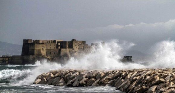 Allerta meteo gialla. Temporali, prorogata fino a domani alle 18, 00. Oltre il Vesuviano coinvolta anche la fascia costiera