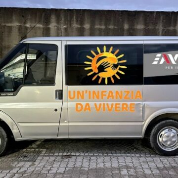 Un minibus per l’associazione “Un infanzia da vivere” di Caivano. Solidarietà Eav Bus