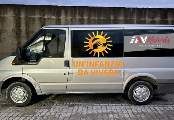 Un minibus per l’associazione “Un infanzia da vivere” di Caivano. Solidarietà Eav Bus