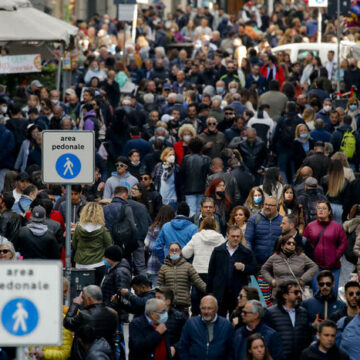 Napoli. Città invasa dai turisti, ‘Ciao Ciao covid’. Sorridono i ristoratori ed albergatori, anche Procida presa d’assalto