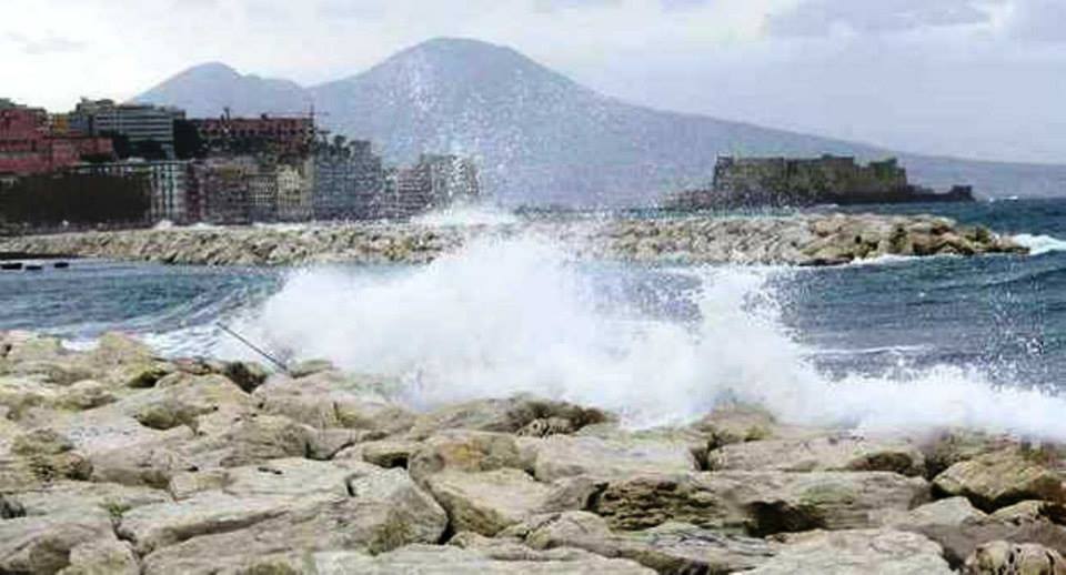 Napoli. Allerta meteo, parchi e cimiteri cittadini chiusi il 17 e 18 aprile