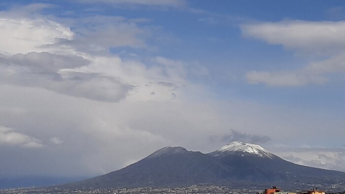 Ed ancora neve sul Vesuvio . Allerta meteo gialla in Campania fino alle 14 di domani