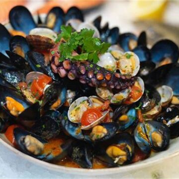 Napoli. Giovedì Santo al dormitorio pubblico con la zuppa di cozze offerta dagli operatori del  CAAN