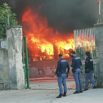 Napoli. Incendio ex mercato ortofrutticolo, tenere balconi e finestre chiuse