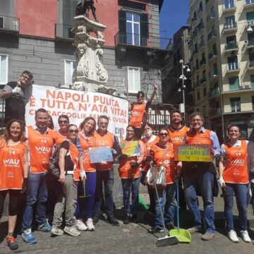 Napoli.  La Wau e Fastweb ripuliscono un’ importante arteria del centro storico: Via Monteoliveto. Senso civico e amore per la città