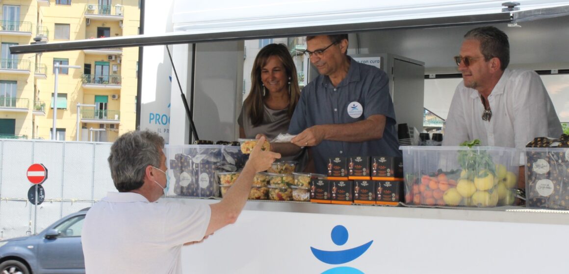 Napoli. Presentata a Piazza Garibaldi, Cucina mobile-Food truck per pasti caldi ai senza dimora