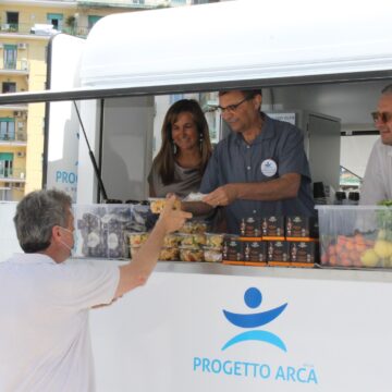 Napoli. Presentata a Piazza Garibaldi, Cucina mobile-Food truck per pasti caldi ai senza dimora