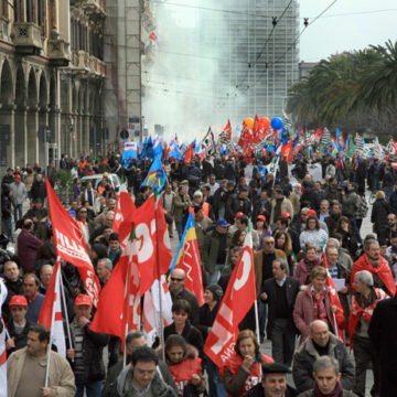 Napoli.  Sciopero generale nazionale 20 maggio 2022. Sindacati di base e lavoratori manifestano contro “ l’economia di guerra” e contro il governo Draghi