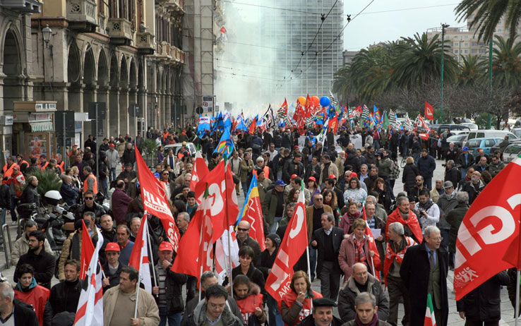 Napoli.  Sciopero generale nazionale 20 maggio 2022. Sindacati di base e lavoratori manifestano contro “ l’economia di guerra” e contro il governo Draghi