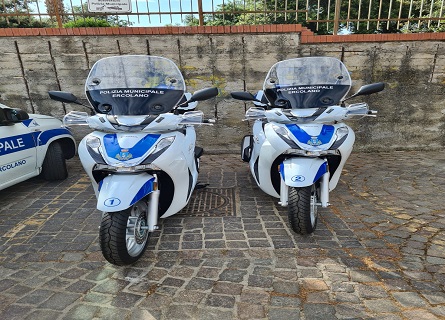 Ercolano. Consegnati due scooter alla Polizia Municipale, acquistati con i proventi delle contravvenzioni stradali