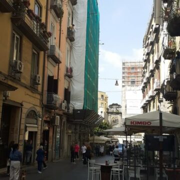 Ultim’ora. Napoli. Via Chiaia, deceduto uomo colpito da malore. Passante scatta foto, tensione placata dai Carabinieri