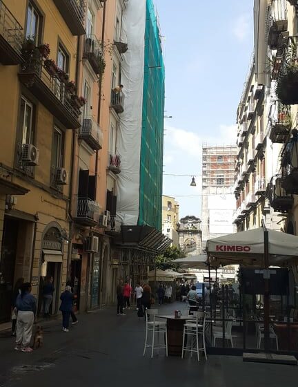 Ultim’ora. Napoli. Via Chiaia, deceduto uomo colpito da malore. Passante scatta foto, tensione placata dai Carabinieri