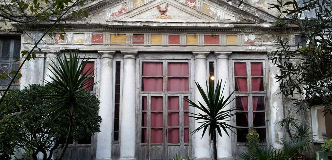 Napoli. Il suggestivo giardino di Palazzo Venezia ospita la raccolta ‘Nudarsi’ – 18 maggio