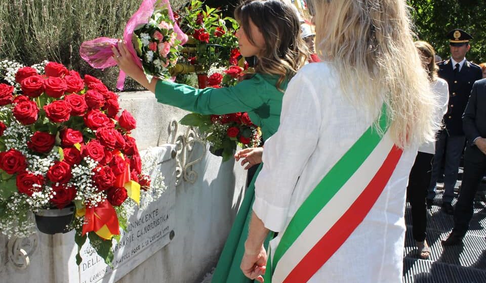 Napoli. Silvia Ruotolo, scomparsa 25 anni fa , commemorata stamani a Piazza Medaglie d’Oro. Presente la figlia Alessandra Clemente