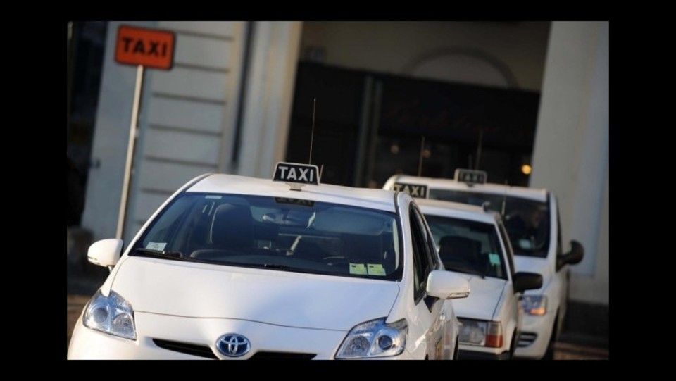Napoli.  Sciopero taxi, raddoppiate corse Alibus, supporto ai turisti da Polizia Municipale