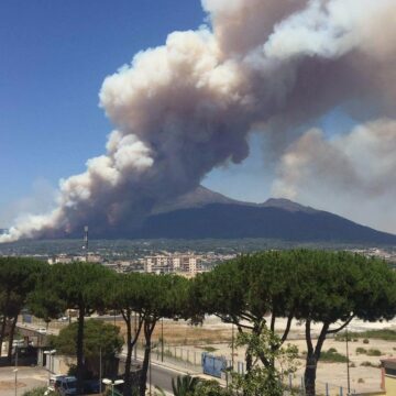 Regione Campania. Protezione Civile, approvato Piano Antincendio boschivo 2022-2024,  Stanziati 19 milioni di euro per quest’anno.  Ruolo strategico per i volontari formati