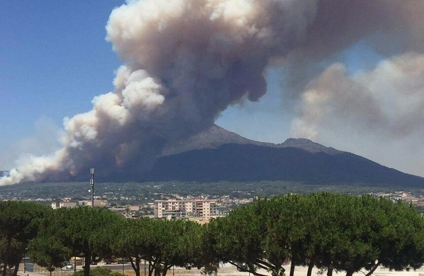 Regione Campania. Protezione Civile, approvato Piano Antincendio boschivo 2022-2024,  Stanziati 19 milioni di euro per quest’anno.  Ruolo strategico per i volontari formati