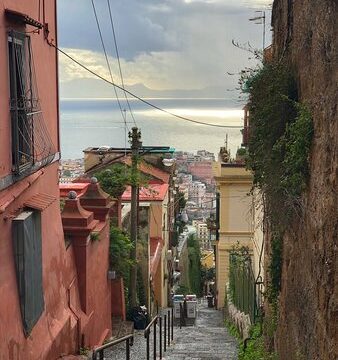 Napoli. Pioggia di soldi dalla Giunta per la “Città Verticale”: riqualificazione   dei percorsi pedonali fra la collina e il mare. Tra questi anche la salita del Petraio e la scalinata di Montesanto