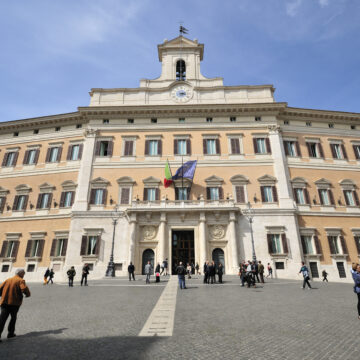Italia al voto. Tina Donnarumma del centrodestra potrebbe espugnare il fortino rosso dell’uninominale dei comuni vesuviani – Acerra per la Camera