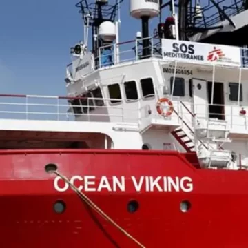 Nave Ocean Viking  al porto di Salerno. De Luca: “Blocco degli sbarchi e quarantena a bordo”