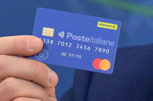 Cercola. ‘Carta dedicata a Te’, maxi ritardo nella pubblicazione dei beneficiari sarebbe dovuto al ‘caos ufficio sociale’ del Comune. Dal 10 ottobre manca il funzionario responsabile, incarico al neo segretario generale