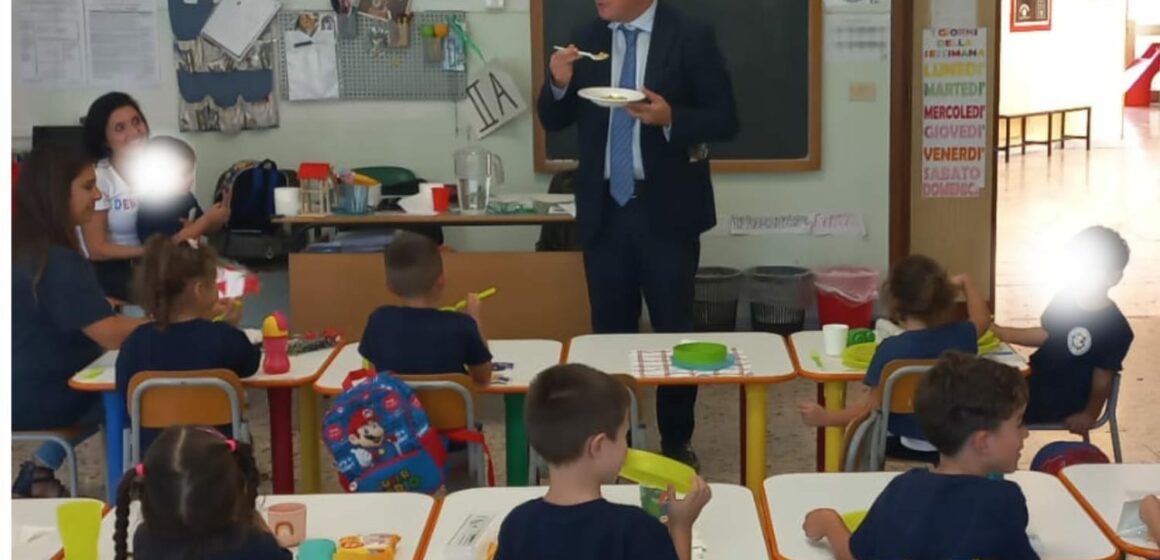 San Sebastiano al Vesuvio. Partita la refezione scolastica, il sindaco Giuseppe Panico ‘pranza’ con gli studenti