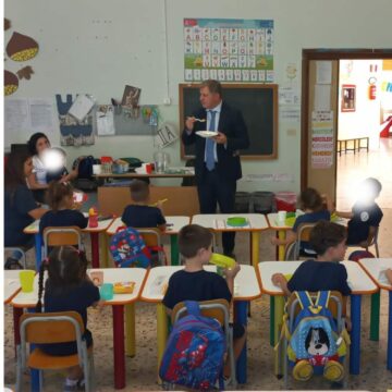 San Sebastiano al Vesuvio. Partita la refezione scolastica, il sindaco Giuseppe Panico ‘pranza’ con gli studenti