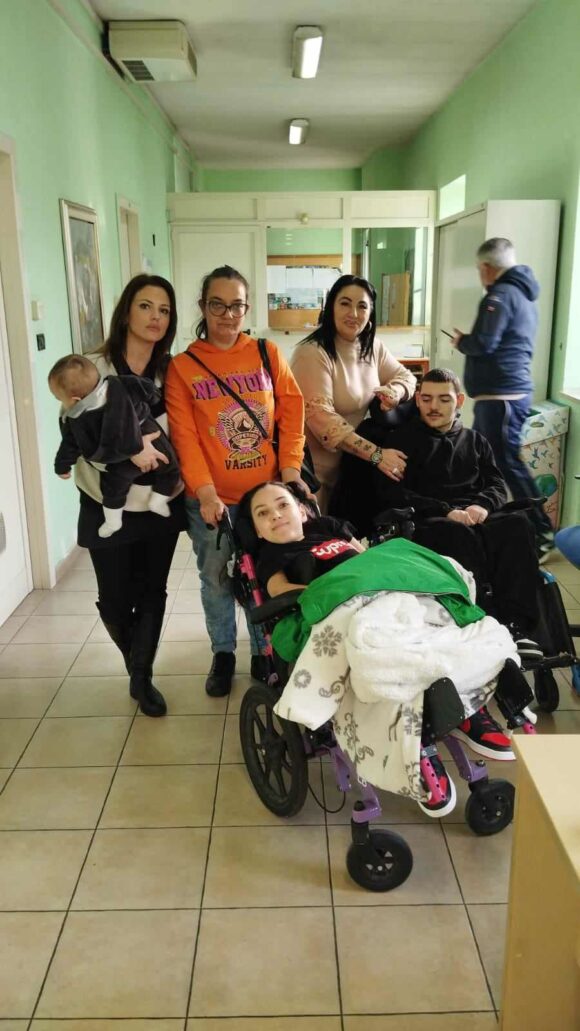 Volla. Assegni di cura evaporati. Mamme e bambini disabili occupano Comune. “Aspettiamo il Prefetto, pronte a morire per i nostri figli”, ecco il  loro grido di dolore