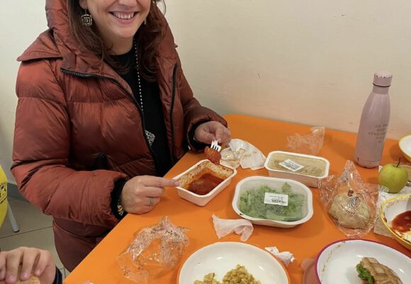 Sant’Anastasia. Mensa scolastica, l’assessore Veria  Giordano visita i refettori a sorpresa: “Il pasto era buono”