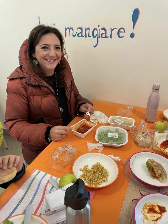 Sant’Anastasia. Mensa scolastica, l’assessore Veria  Giordano visita i refettori a sorpresa: “Il pasto era buono”
