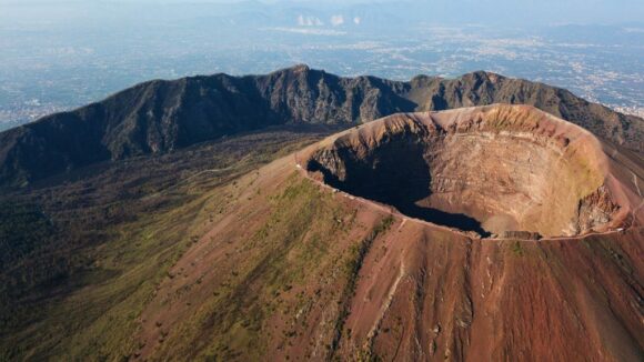 Demolita struttura abusiva in parco nazionale del Vesuvio. A Torre del Greco abbattuto dal proprietario dopo sentenza 2009