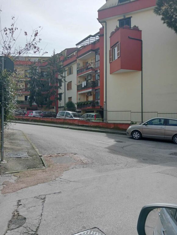 Cercola. Sette maxi garage abusivi al Parco Edilfutura, il capo dell’UTC non riesce  a trovare le residenze dei colpevoli e ‘ritarda’ le sanzioni. Il vicepresidente del consiglio comunale Mario Paudice è l’amministratore di condominio del comparto