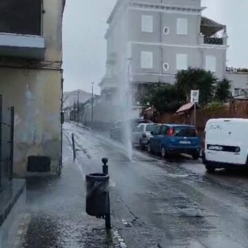 Cercola. Via Luca Giordano, esplode tubatura Gori, fontana a cielo aperto.  I residenti: non sarà colpa dei lavori per la fibra?
