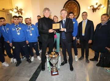 Il sindaco Manfredi e l’Assessora Ferrante premiano il Napoli Futsal, vincitore della Coppa Italia