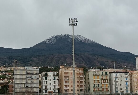 Torna la neve sul Vesuvio: temperature in deciso calo su tutta l’area a ridosso del vulcano.