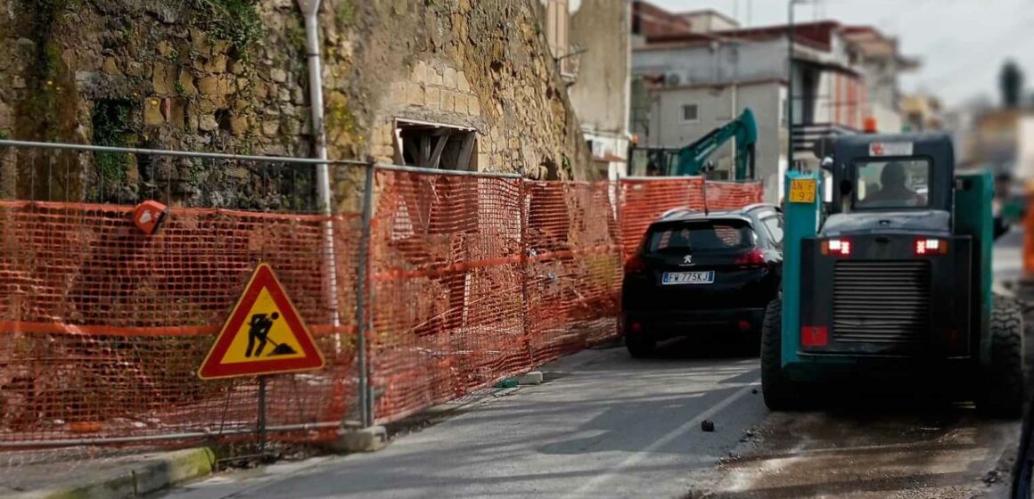 Cercola. “Inferno via Matteotti”,  da novembre interdetto un pezzo di marciapiedi. Cittadini inviperiti: si rischia la vita!
