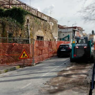 Cercola. “Inferno via Matteotti”,  da novembre interdetto un pezzo di marciapiedi. Cittadini inviperiti: si rischia la vita!