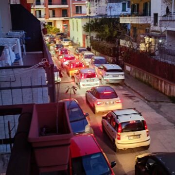 Cercola. Viale Moscati nel caos. Basket alla Scuola Giordano, aperto il parcheggio, fiume di auto. Alcuni anni fa fu chiuso l’ingresso per la scuola