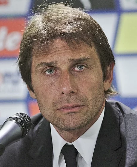 Antonio Conte al Napoli, manca solo l’annuncio ufficiale. Triennale da 7 milioni a stagione l’ingaggio al tecnico pugliese