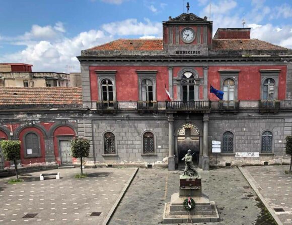 Due staffisti del sindaco di Somma Vesuviana Salvatore Di Sarno ‘beneficiano’ di una prestazione occasionale  al comune di Cercola del valore di 4.990€ cadauna.  Affidate dal funzionario sommese Nicola Boccia, a scavalco di eccedenza al comune di Cercola