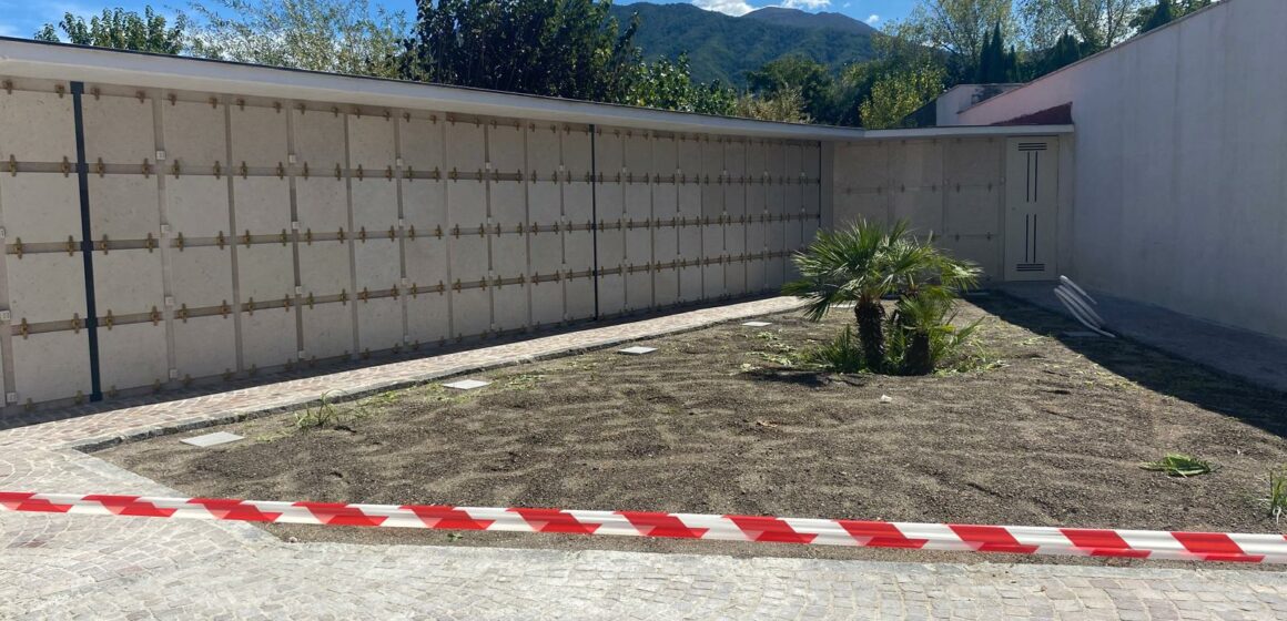 Disastri al cimitero. Rischio di infiltrazioni d’acqua piovana per i nuovi loculi: proteste dei concessionari