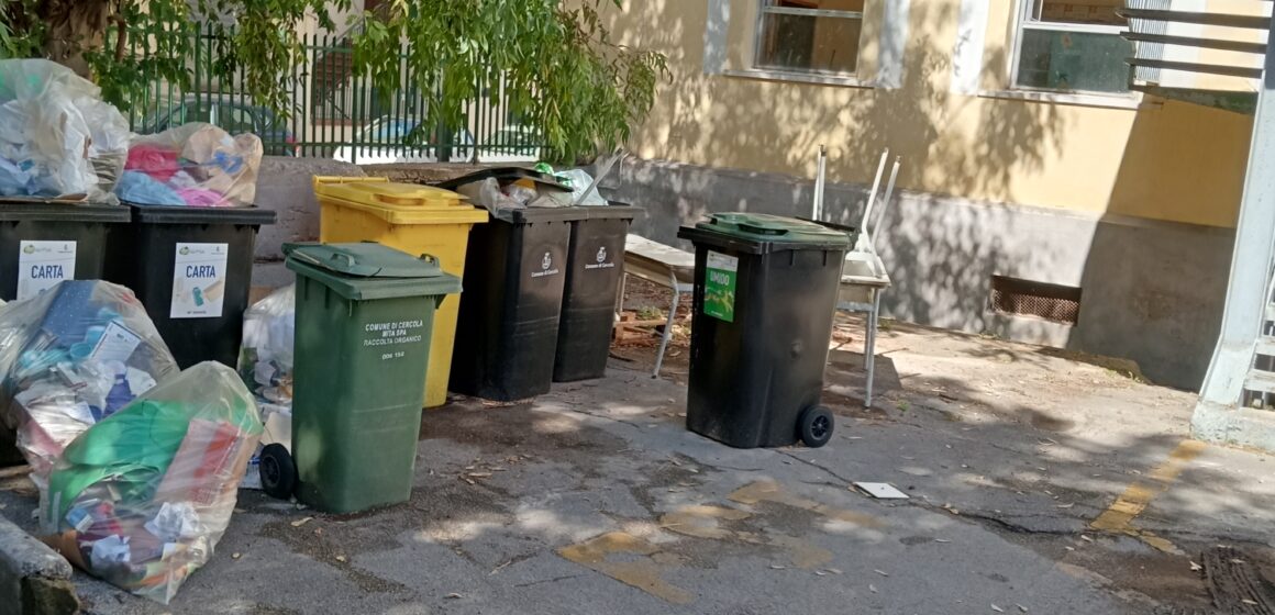 Cercola. Parcheggio selvaggio e “monnezza” nel piazzale della Scuola De Luca Picione. Parte male l’anno scolastico in città