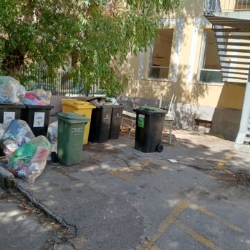 Cercola. Parcheggio selvaggio e “monnezza” nel piazzale della Scuola De Luca Picione. Parte male l’anno scolastico in città