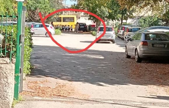 Cercola. Allarme sicurezza alla Scuola De Luca Picione,  decine di bambini ‘giocano’ tra le auto in sosta selvaggia e con il cancello aperto nel piazzale del plesso. La Polizia Municipale attiva i controlli