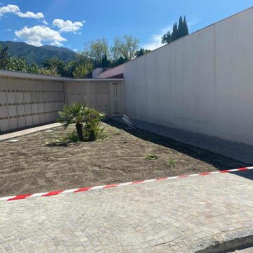 Spese  folli al cimitero consortile, oltre 43,000€ ad 8 professionisti(4 architetti, 3 ingegneri ed un archeologo)  per le consulenze ai lavori di costruzione di 120 loculi e 9 tumuli. Non restituiti ai cittadini oltre 55,000€