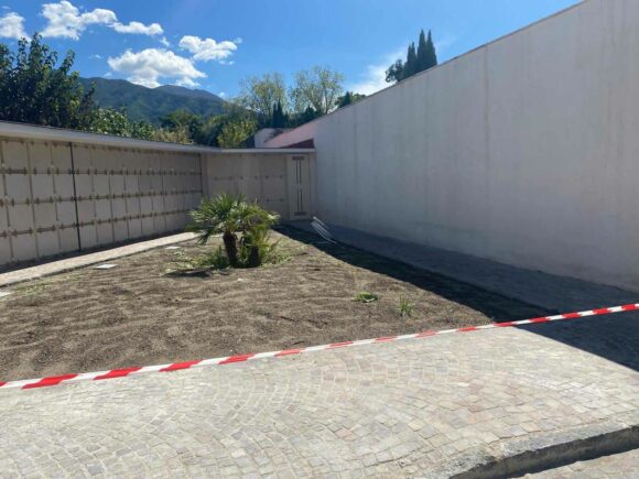 Spese  folli al cimitero consortile, oltre 43,000€ ad 8 professionisti(4 architetti, 3 ingegneri ed un archeologo)  per le consulenze ai lavori di costruzione di 120 loculi e 9 tumuli. Non restituiti ai cittadini oltre 55,000€