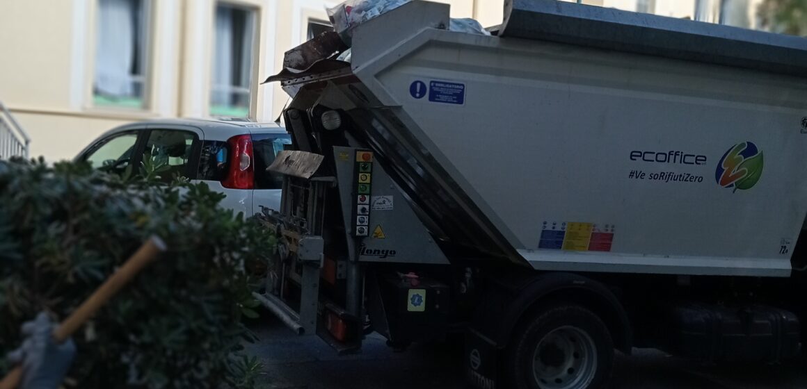 Cercola. Slalom tra le auto ammassate del  camion della raccolta rifiuti. Allarme sicurezza alla Scuola De Luca Picione: cancello aperto e  auto in sosta sotto le finestre delle aule. Scarsa tutela per i disabili