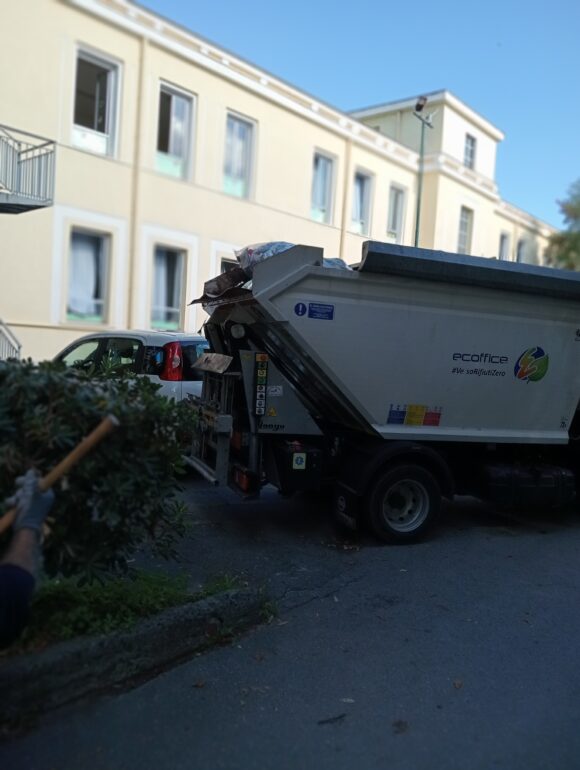 Cercola. Slalom tra le auto ammassate del  camion della raccolta rifiuti. Allarme sicurezza alla Scuola De Luca Picione: cancello aperto e  auto in sosta sotto le finestre delle aule. Scarsa tutela per i disabili