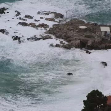 Vento forte e mare mosso, fermi aliscafi nel golfo di Napoli. Allerta meteo gialla fino a domani alle 9