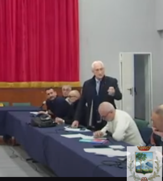 Cercola. “Siamo tutti decaduti”, l’ultima grottesca posizione politica di Luigi Di Dato. L’ex sindaco tende la mano alla Giunta Rossi – IL VIDEO